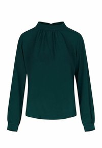 Blouse verte à manches longues avec un col montant, des fronces au niveau de l'encolure et des poignets ajustés. Tissu lisse ; sans motifs ni accents visibles.