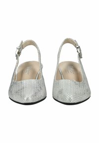 Stříbrné slingback boty s texturovaným, tkaným vzorem, mandlemi tvarovaným špičkou a nastavovacím přezkovým pásem. Hladká podšívka uvnitř.