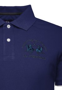 Námořnická polo košile vyrobená z texturované tkaniny, se stojáčkovým límcem, dvěma bílými knoflíky a vyšitým logem s designem koně.