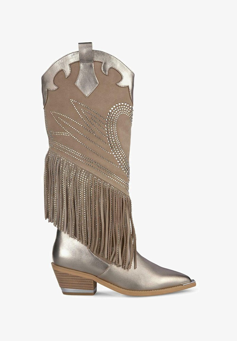 Stivale da cowboy metallico oro con dettagli frangiati e accenti di rivetti argentati. Presenta una punta aguzza e un tacco basso in legno.