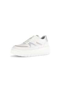 Sneaker bianco con suola spessa, dotato di accenti argento e beige, materiale in pelle, forma rotonda e design con lacci.