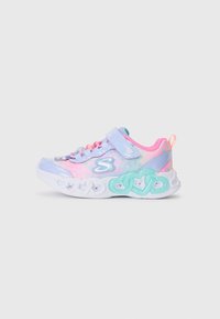 Scarpe da ginnastica multicolori con un design lucido in rosa e blu, dotate di una fascia a strappo e di una suola bianca con dettagli a forma di cuore.