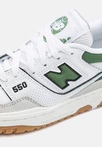 New Balance 550 UNISEX - Tossud - white/green