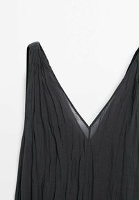 Robe noire sans manches avec un décolleté en V et un tissu texturé froissé, vue de face en haut.