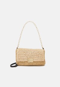 Tkaná slámová kabelka v přírodní barvě s texturovaným povrchem, zdobená zlatým řetízkovým popruhem a obdélníkovým zlatým kovovým akcentem.