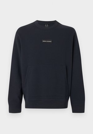 Sort langærmet sweatshirt med rund hals, foran en kængurulomme og en lille Armani Exchange-logo lap midt på brystet.