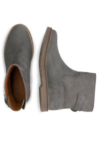 Šedé kožené kotníkové boty s kulatou špičkou, minimalistickým designem, flexibilní gumovou podrážkou a prošívanými detaily po stranách.