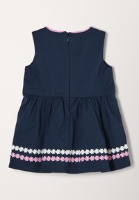 Námořnická modrá bezramínková šaty s růžovým výstřihem a květinovou výšivkou v bílé a růžové na lemu. Má zadní zip a nabíranou sukni.