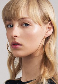 PRIYA LARGE HOOP EARRINGS - Uhani - gold-coloured