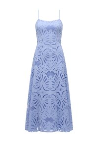 Abito senza maniche di colore azzurro chiaro con un corpetto aderente e una gonna svasata, caratterizzato da intricate decorazioni floreali a intaglio su tutta la superficie.