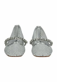 Ballerine argento con design in rete, dotate di una fascia decorata con strass sul davanti, suola piatta e punta rotonda.