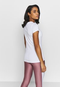 Under Armour HEATGEAR ARMOUR - Spordi T-särk - white/metallic silver