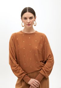 Svetrík - brown