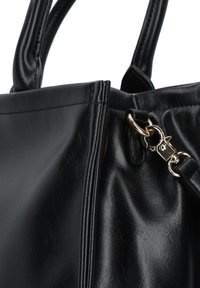 Borsa tote in finta pelle nera con texture liscia, doppio manico e accessori in tonalità oro; presenta cuciture lungo i bordi e i lati.
