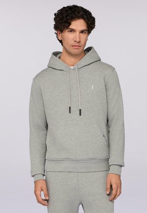 Sweat-shirt à capuche gris en tissu doux, doté d'une poche kangourou, de cordons de serrage et d'un petit logo sur la poitrine. Surface texturée.