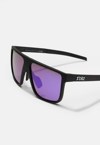 Occhiali da sole neri in plastica con ampia montatura, lenti graduali viola e aste texture. Il marchio sul tempio sinistro riporta la scritta "bliz."