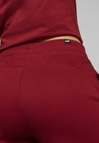 Puma ESS - Pantalones deportivos - intense red