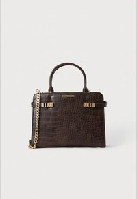 Brūna mākslīgā krokodila ādas soma ar strukturētu dizainu, augšējiem rokturiem, noņemamu ķēdes siksnu un zelta toņa metāla aksesuāriem.