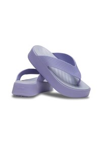 Fioletowe klapki z grubą podeszwą i teksturowanymi paskami, z gładką wkładką i dyskretnym logo po boku.