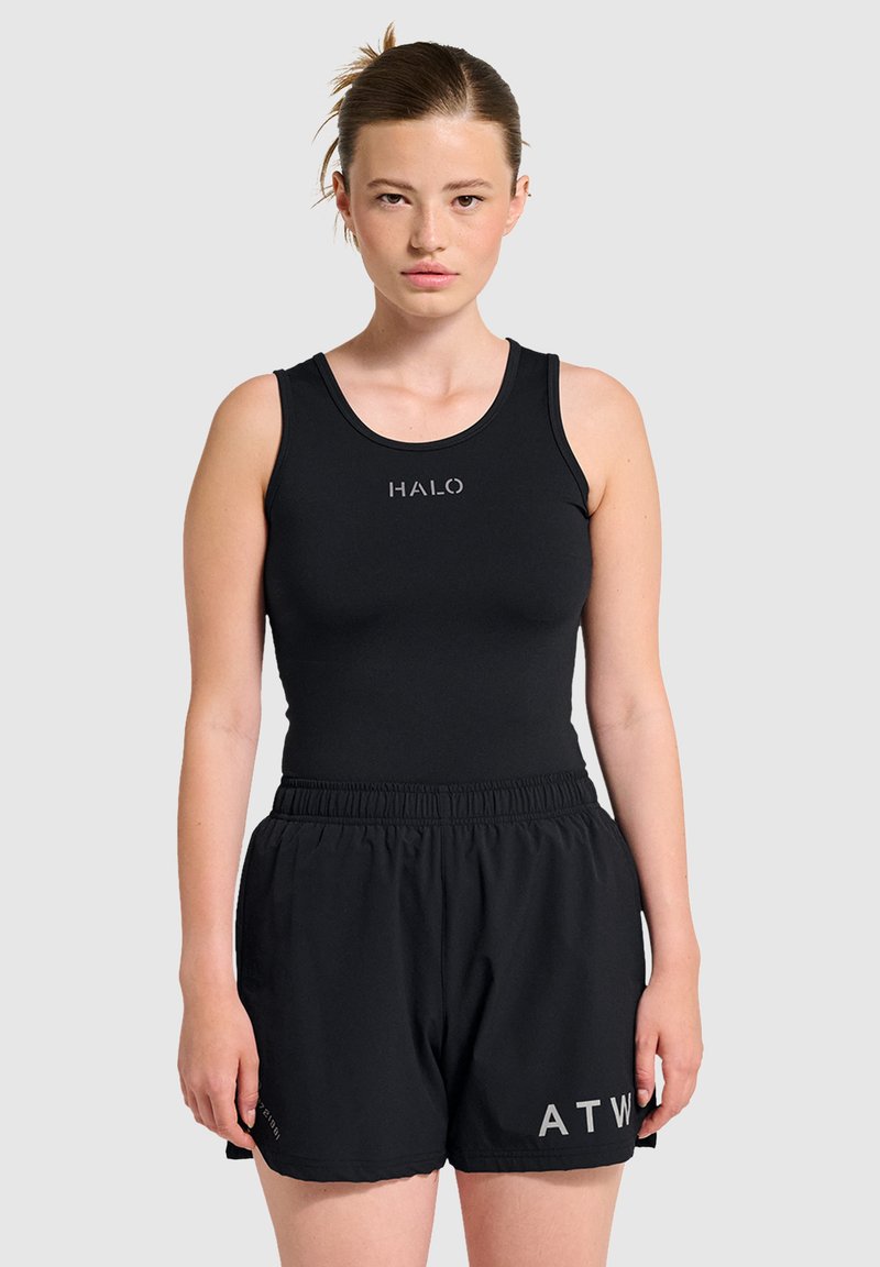 Zwarte tanktop met 'HALO'-logo en zwarte shorts met 'ATW'-lettertype. Glad textuur, reguliere pasvorm en elastische tailleband.
