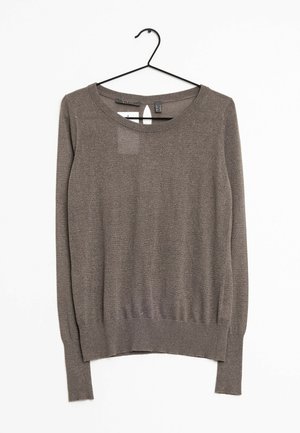 Suéter marrón de punto con mangas largas, cuello redondo y puños acanalados. Presenta una textura sutil y un detalle de panel cerca del escote.