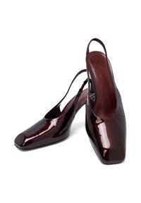 Patent leren slingback hakken in donker bordeaux, met een spitse neus en lage hak, een gladde, glanzende afwerking en uitsparingen aan de zijkanten.