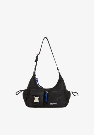 Sac à dos noir en tissu texturé, doté d'une poche zippée à l'avant, d'une bandoulière ajustable et de tirettes d'accent bleu. Détails en métal argenté.