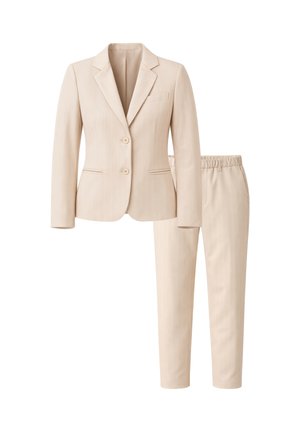 Completo femminile beige a righe sottili con blazer sartoriale a due bottoni e pantaloni aderenti con vita elastica su sfondo bianco.