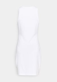 Robe blanche sans manches, longueur genoux, avec un dos droit et un design simple et ajusté, présentée sur un fond uni.