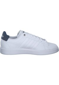 Vita sneakers med en slät syntetisk överdel, med tre sidostripes, en rund tå och en marinblå hälflik.