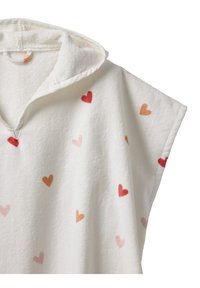 Kapuzensponcho aus weichem weißen Stoff, versehen mit einer Reihe kleiner Herzmuster in Rottönen und Pfirsich. Gemütlich und strukturiert.
