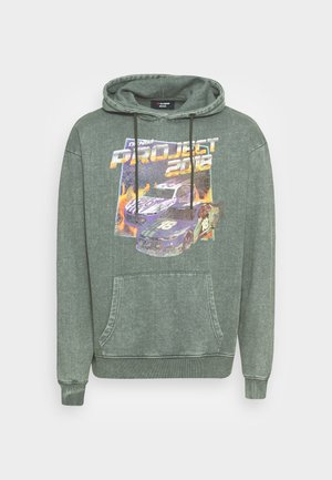 Alyvuogių žalia džemperis su minkšta medžiaga, priekinė kengūros kišenė, kapučino su raišteliu ir spalvinga automobilio grafika krūtinėje.