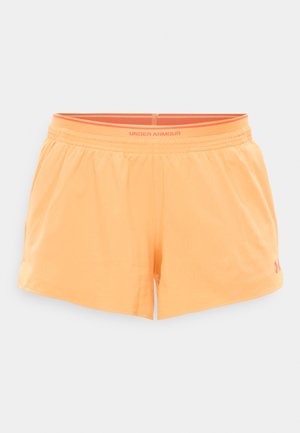 Pantaloni scurți sport de culoare portocaliu deschis Under Armour, cu talie elastică și un mic logo pe piciorul stâng, întinși pe o suprafață plată pe un fundal simplu.