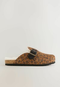 Leopardenmuster Slide-Sandalette mit einem Obermaterial aus braunem und schwarzem Filz, weichem weißen Futter, verstellbarem Schnallenverschluss und einer Korksohle mit strukturiertem schwarzen Boden.