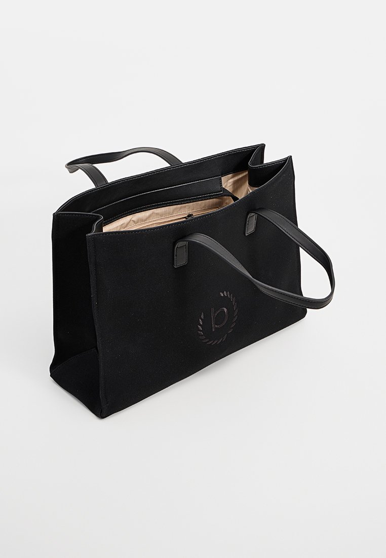 Borsa tote nera in tela con manici in pelle, caratterizzata da un logo in rilievo e un interno chiaro. Design aperto con scomparti spaziosi.