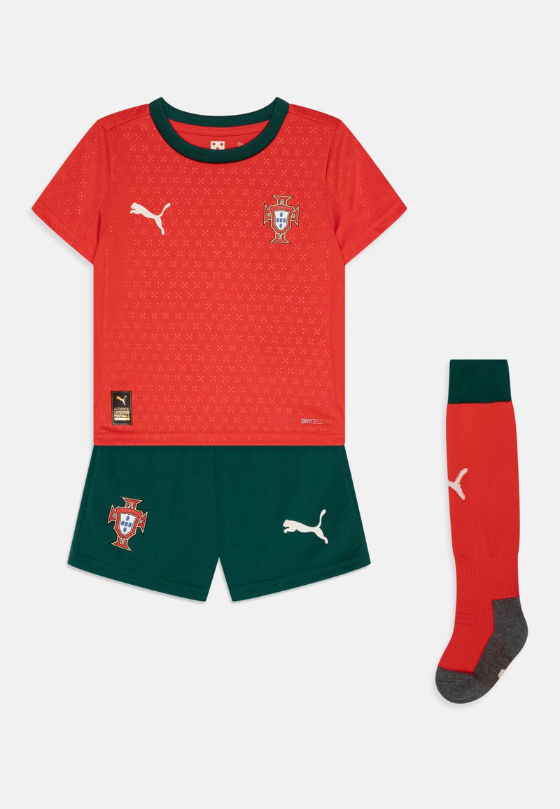 Detská futbalová súprava Puma Portugal, ktorá obsahuje červený dres s krátkymi rukávmi, zelené šortky a červené ponožky s šedými akcentmi. Zahrnuté je logo tímu.