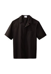 Camisa negra de manga corta con botones, hecha de una tela texturada, que presenta un cuello, un bolsillo en el frente y un sutil detalle de logo en el bolsillo.