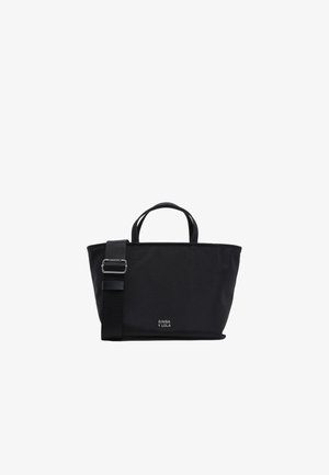 Bolso tote negro hecho de tela duradera, con asas planas, una correa desmontable y un detalle de logo en la parte delantera. Diseño simple y rectangular.