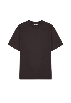 Enkel svart t-shirt med korta ärmar och rund hals, med en diskret liten broderad logotyp på vänstra bröstet och revärkrage.