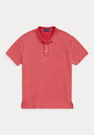 Polo de manga corta en color coral, hecho de algodón. Presenta un cuello clásico, tapeta de tres botones y un pequeño logotipo en el pecho.