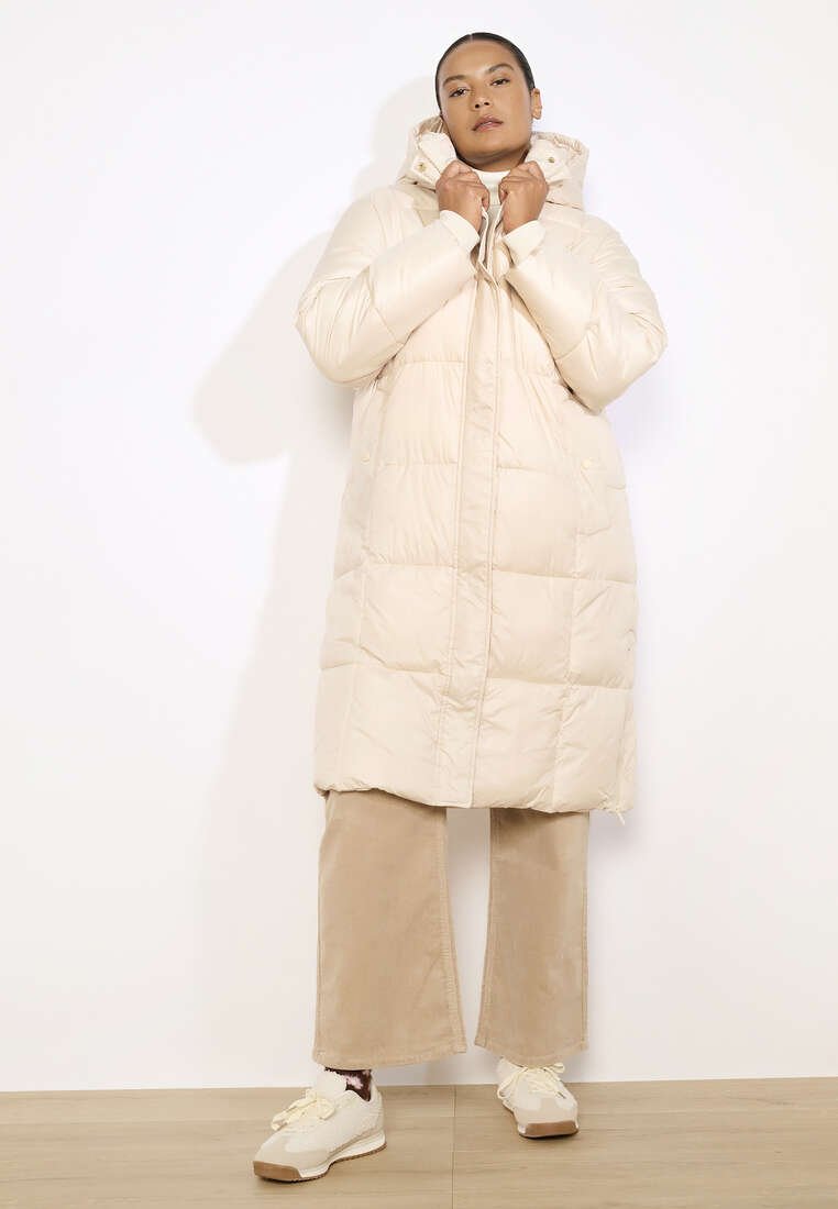 Sieviešu krēmkrāsas pūkains mētelis ar kapuci, kuram ir kvadrātveida šuvju daļas, priekšējais rāvējslēdzis un sānu kabatas. Audumam ir gluda, mirdzoša virsma.