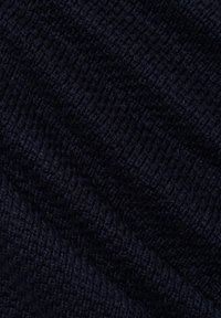 Dunkelmarineblaue gestrickte Stoff mit einem strukturierten Rippenmuster, das eine weiche und dicke Textur aufweist und ein gemütliches Erscheinungsbild schafft.