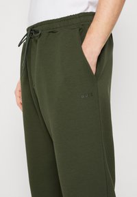 BOSS HADIKO - Treniņtērpa apakšdaļas - open green