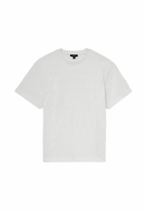 Hvid kortærmet ribstrikket T-shirt med rund hals, størrelse medium, lagt fladt på en hvid baggrund.