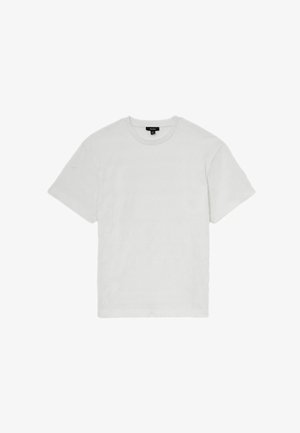 Fehér, rövid ujjú, bordázott kötésű póló kerek nyakkivágással, közepes méretű, fehér háttéren laposan elhelyezve.