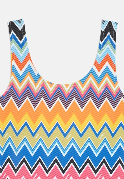 Tissu à motif en zigzag multicolore avec des teintes vibrantes de bleu, orange, rose et jaune, arborant une texture lisse et extensible ainsi que de larges sangles.