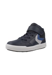 Zapatillas altas de cuero azul marino con suela blanca. Presentan detalles en azul y gris, cierre de cordones y correa ajustable para un ajuste seguro.