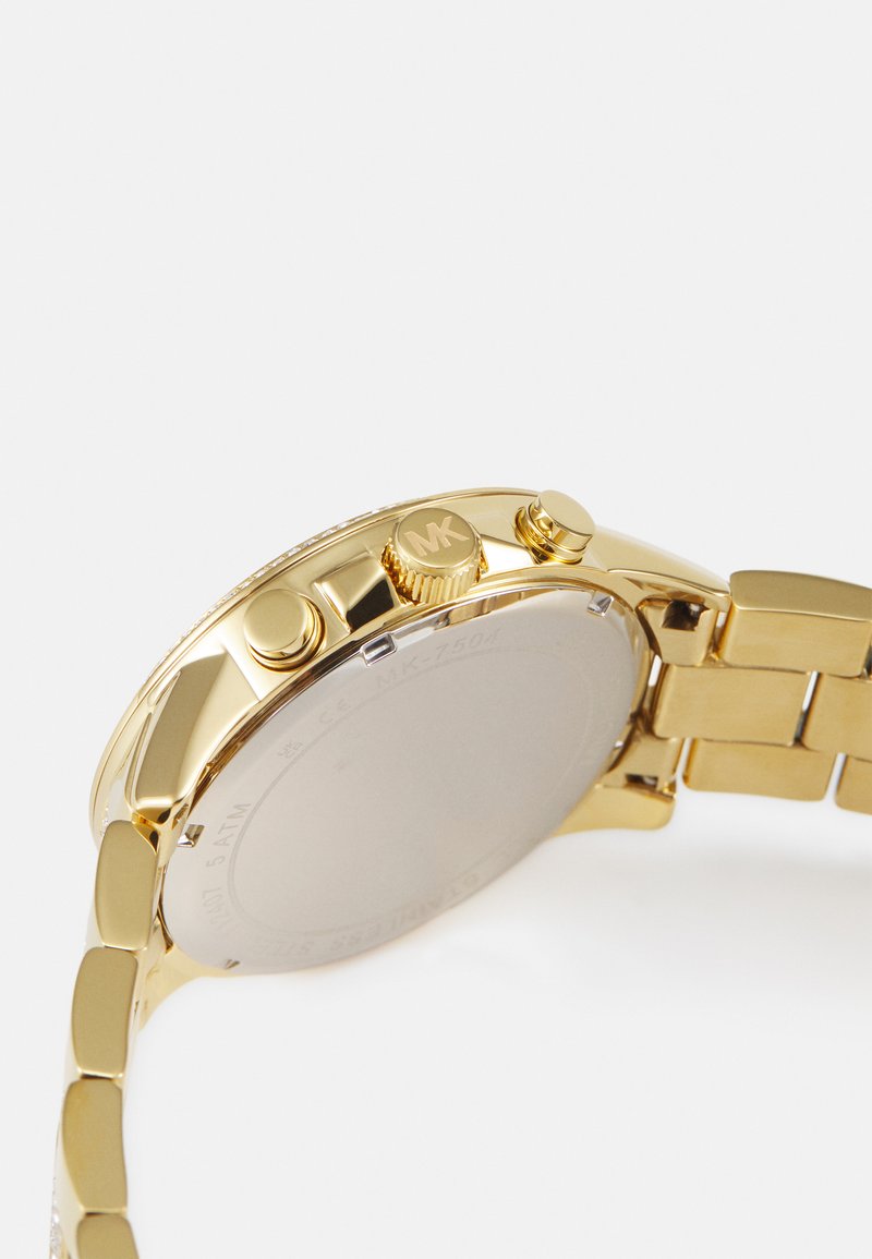 Gouden horloge met een ronde kast, getextureerde bezel en drie bedieningsknoppen. Band in armband-stijl met verknopte segmenten.