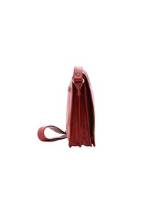 Borsa a spalla in pelle rossa con design piatto, tracolla lunga e texture liscia. Presenta cuciture visibili e una tasca con zip.