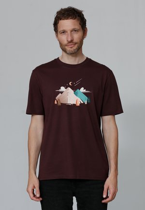 Bordeaux katoenen t-shirt met een grafiek van twee bergen in zachte pasteltinten, bomen en wolken; ronde hals en korte mouwen.
